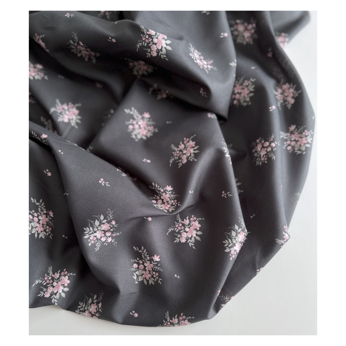 Estelle - Batiste de coton Silkyne BIO imprimé exclusif Anthracite/rose Batikou - 8 Estelle - Batiste de coton Silkyne BIO imprimé exclusif Anthracite/rose Batikou - 8