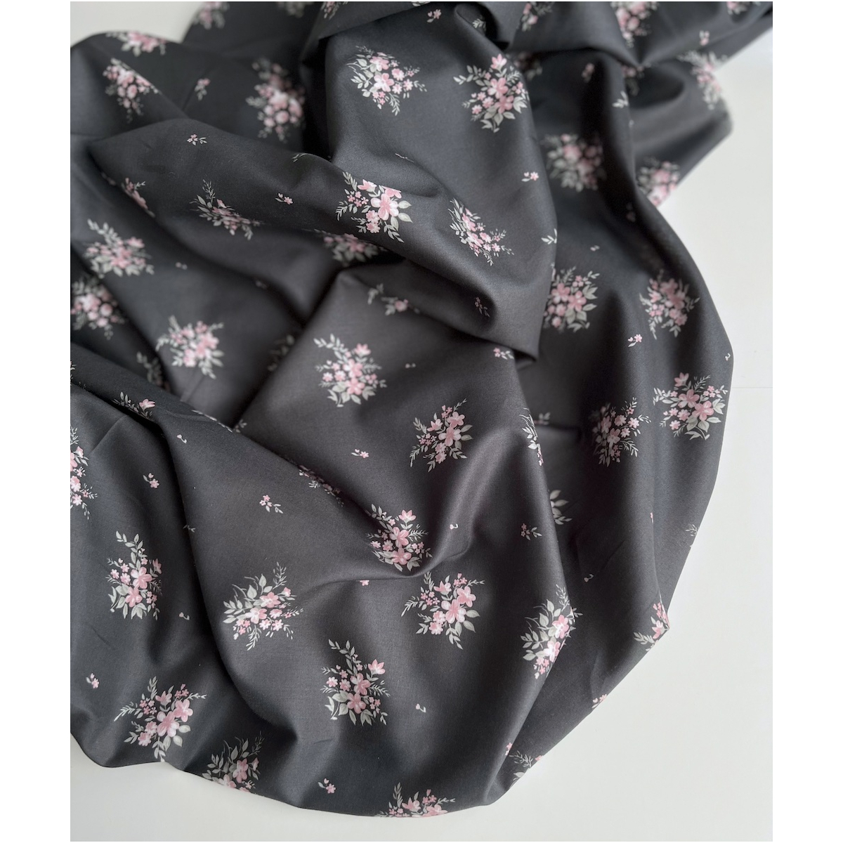 Estelle - Batiste de coton Silkyne BIO imprimé exclusif Anthracite/rose Batikou - 9 Estelle - Batiste de coton Silkyne BIO imprimé exclusif Anthracite/rose Batikou - 9