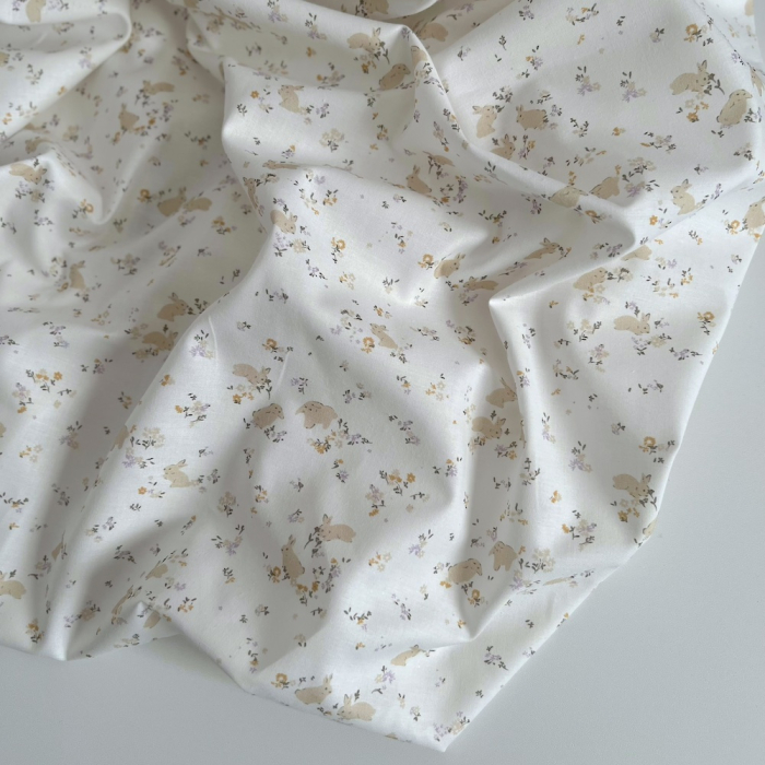 Darius - Popeline de coton BIO imprimé lapins et fleurs Tissus issus de l'agriculture biologique  - 1