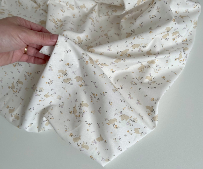 Darius - Popeline de coton BIO imprimé lapins et fleurs Tissus issus de l'agriculture biologique  - 2