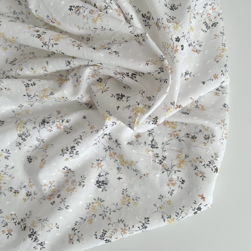 Coline - Plumetis de coton parme imprimé fleuri gris moutarde Tissus issus de l'agriculture biologique  - 1