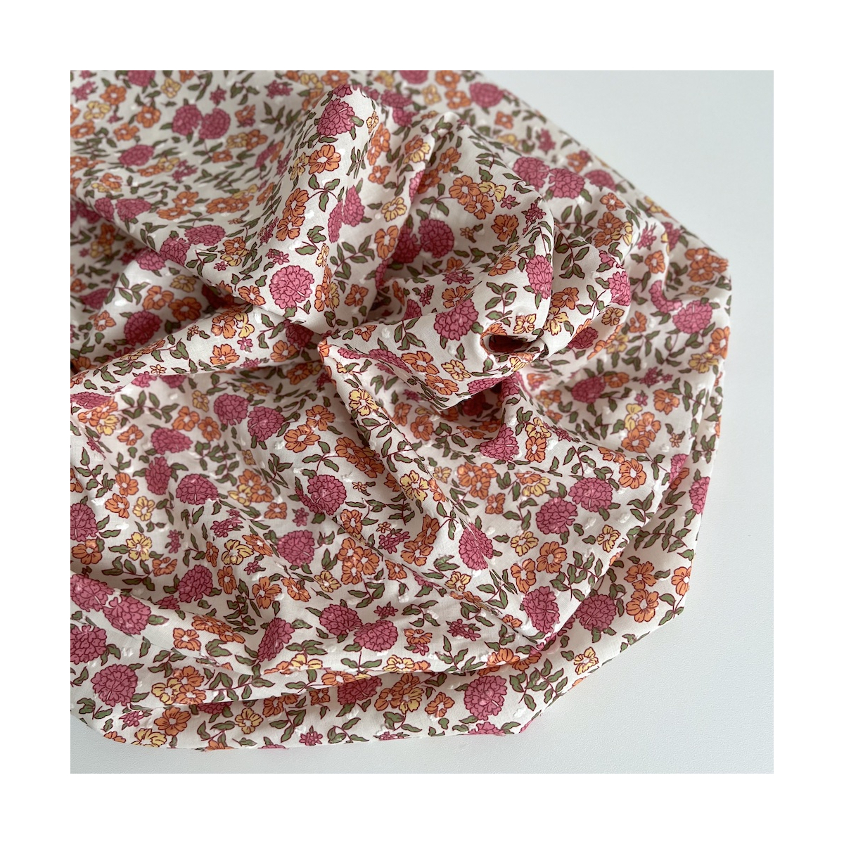 Néolie - Plumetis de coton parme imprimé fleuri rose, orange, jaune, vert Tissus issus de l'agriculture biologique  - 1