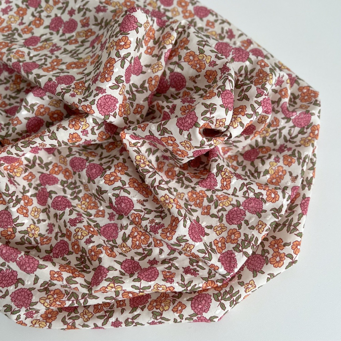 Néolie - Plumetis de coton parme imprimé fleuri rose, orange, jaune, vert Tissus issus de l'agriculture biologique  - 1