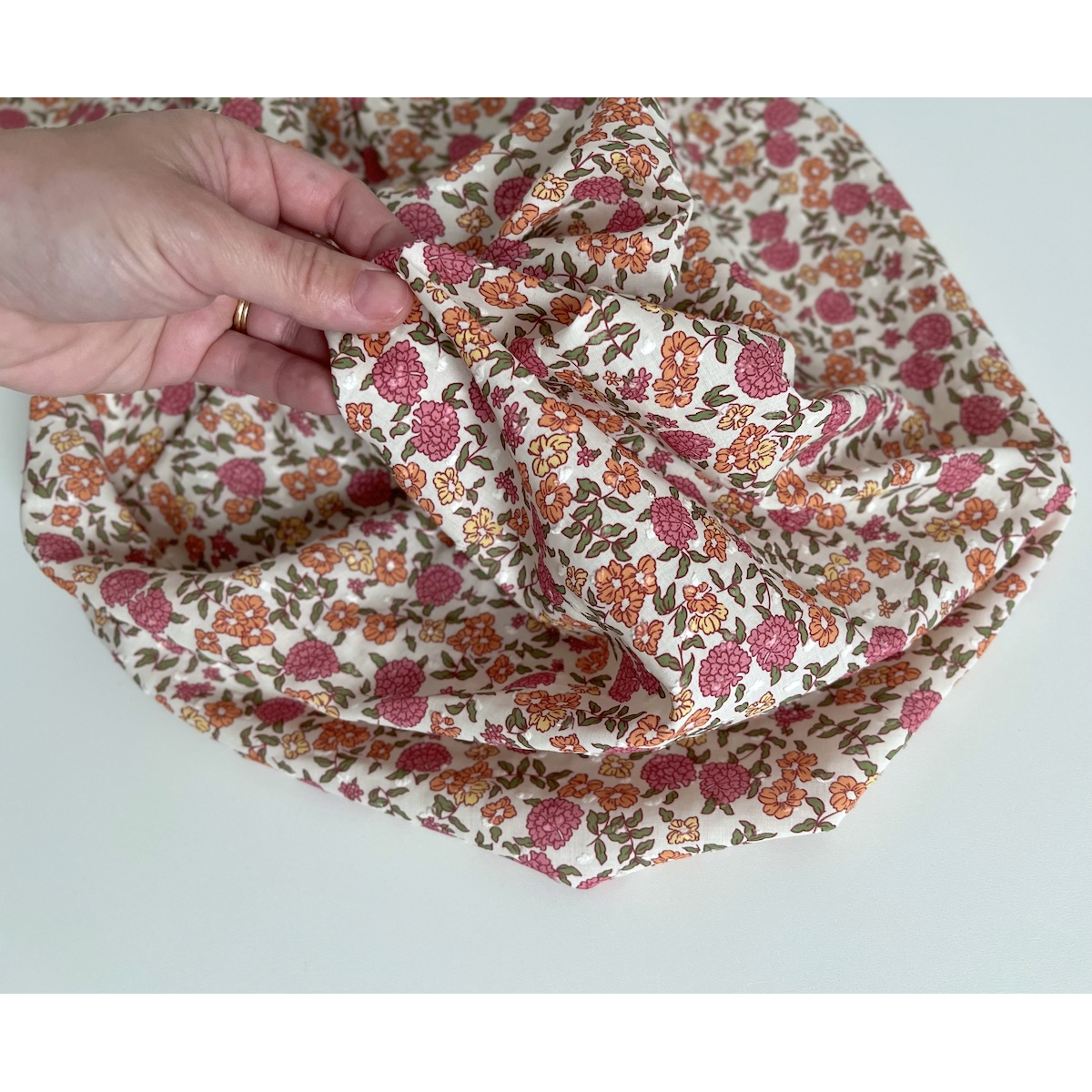 Néolie - Plumetis de coton parme imprimé fleuri rose, orange, jaune, vert Tissus issus de l'agriculture biologique  - 5