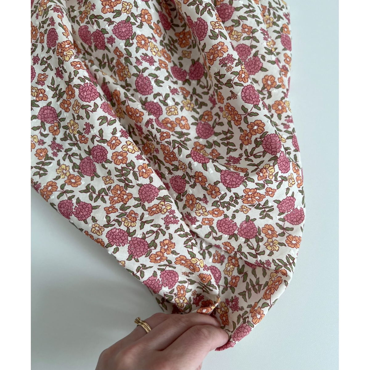 Néolie - Plumetis de coton parme imprimé fleuri rose, orange, jaune, vert Tissus issus de l'agriculture biologique  - 4