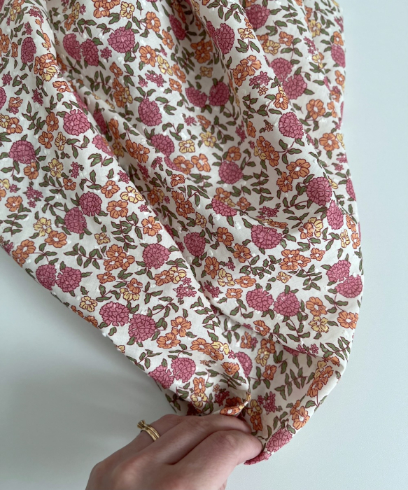 Néolie - Plumetis de coton parme imprimé fleuri rose, orange, jaune, vert Tissus issus de l'agriculture biologique  - 4