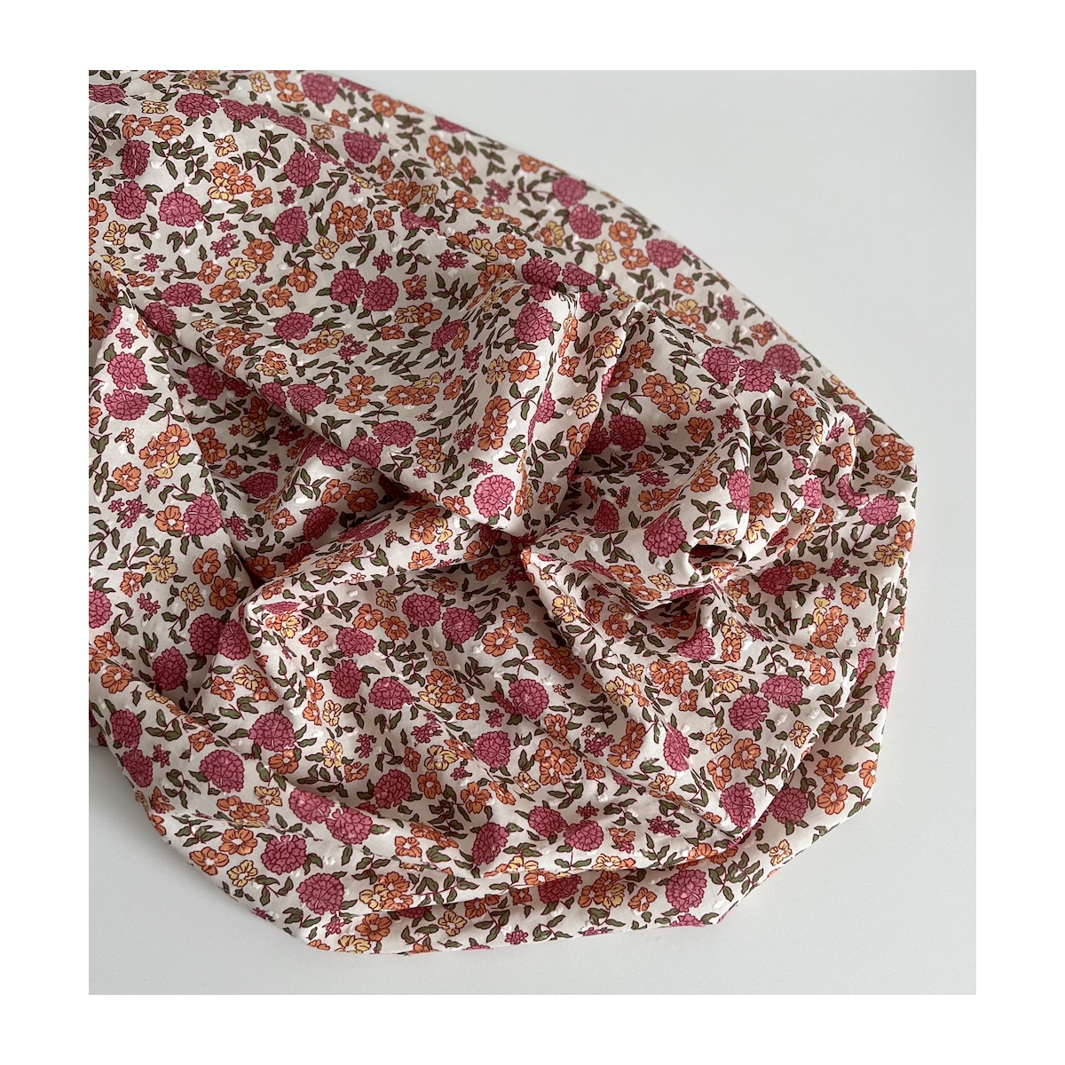 Néolie - Plumetis de coton parme imprimé fleuri rose, orange, jaune, vert Tissus issus de l'agriculture biologique  - 7