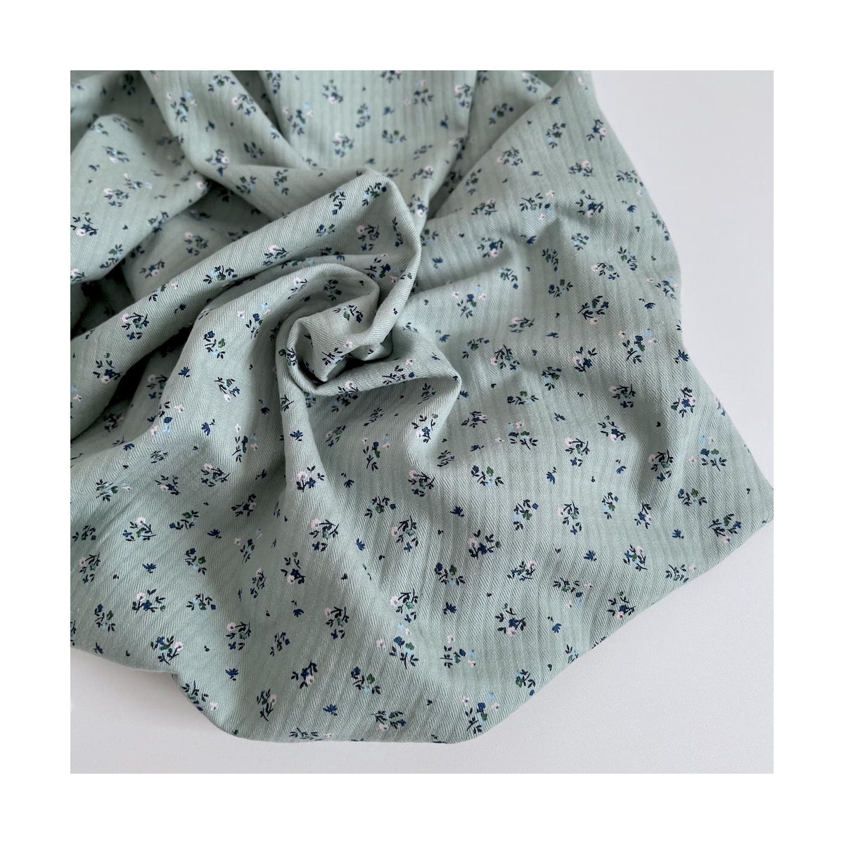 Margot - Seersucker / Coton gaufré doux vert menthe motif fleuri Batikou - 1 Margot - Seersucker / Coton gaufré doux vert menthe motif fleuri Batikou - 1
