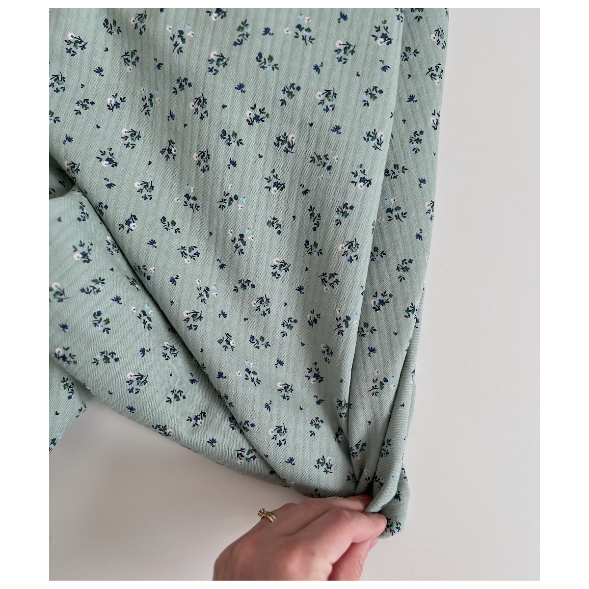 Margot - Seersucker / Coton gaufré doux vert menthe motif fleuri Batikou - 3 Margot - Seersucker / Coton gaufré doux vert menthe motif fleuri Batikou - 3
