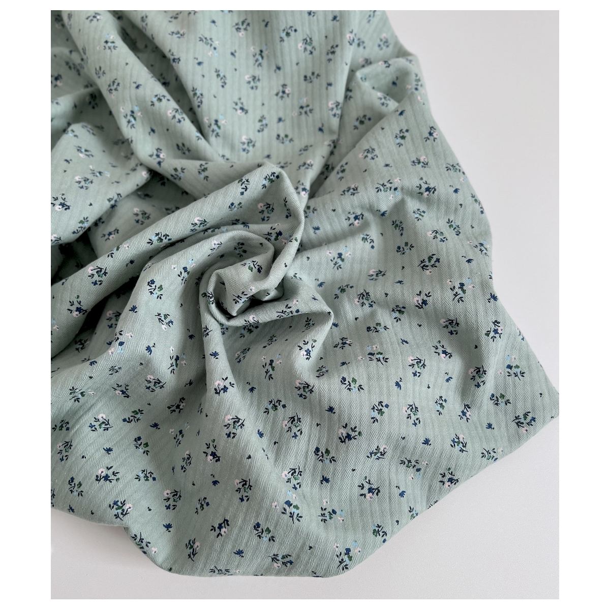 Margot - Seersucker / Coton gaufré doux vert menthe motif fleuri Batikou - 7 Margot - Seersucker / Coton gaufré doux vert menthe motif fleuri Batikou - 7
