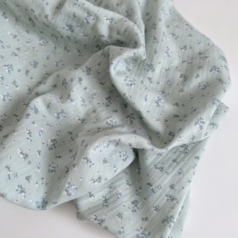 Margot - Double gaze de coton coloris fond vert pastel imprimé fleuri Tissus issus de l'agriculture biologique  - 1