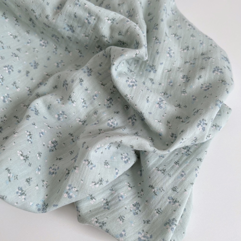 Margot - Double gaze de coton coloris fond vert pastel imprimé fleuri Tissus issus de l'agriculture biologique  - 1