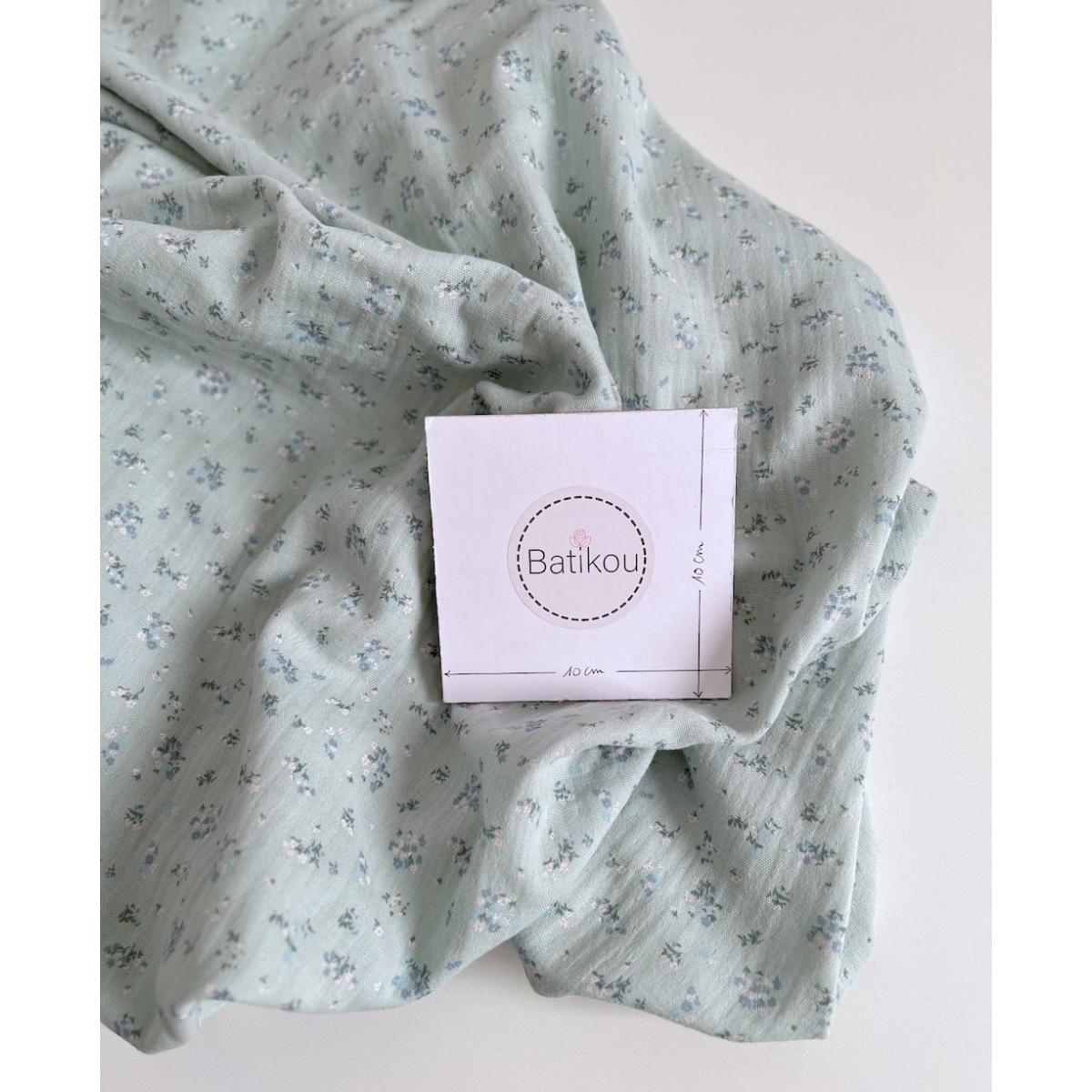 Margot - Double gaze de coton coloris fond vert pastel imprimé fleuri Tissus issus de l'agriculture biologique  - 2