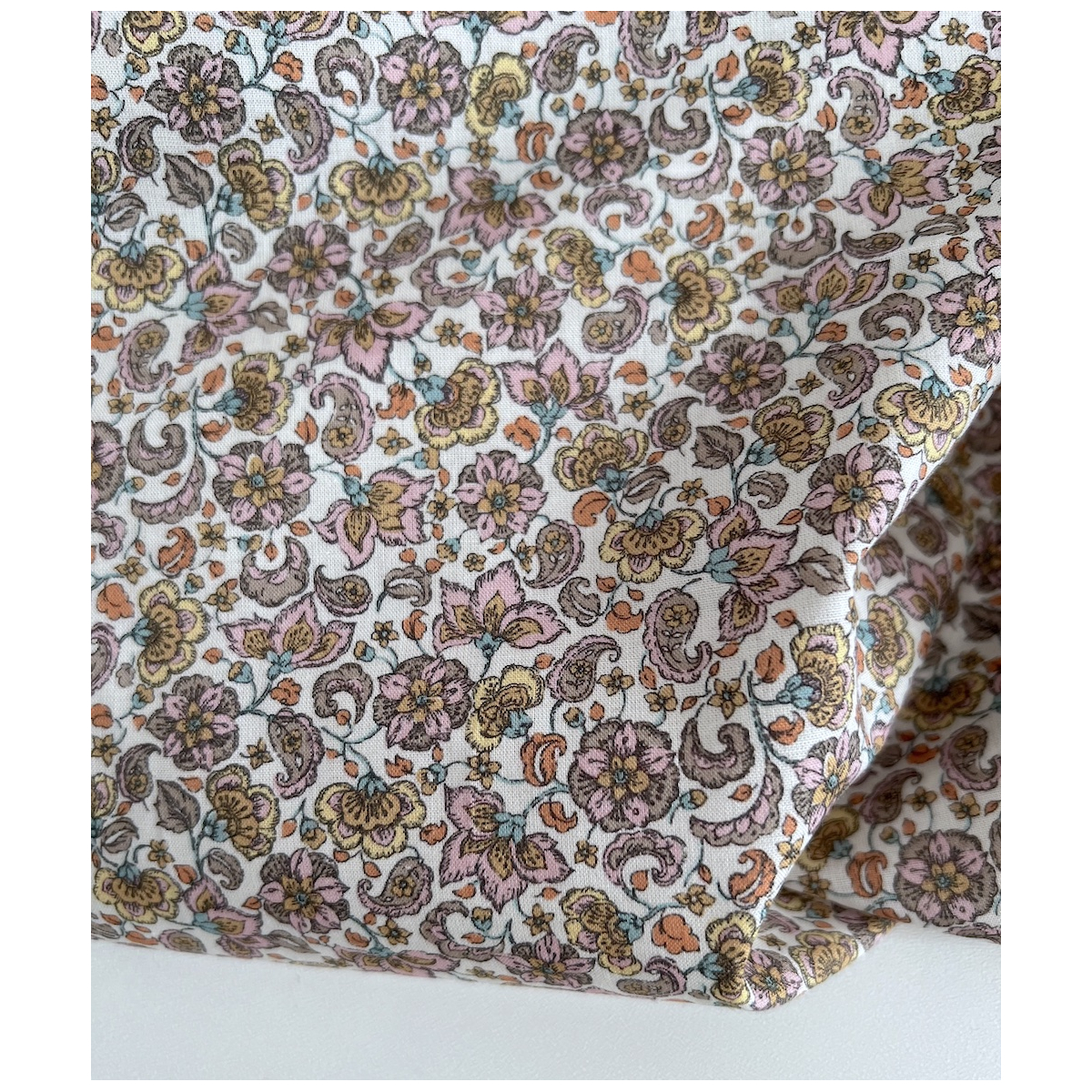 Paisley - Batiste de coton bio SILKYNE à imprimé fleuri Tissus issus de l'agriculture biologique  - 2 Paisley - Batiste de coton bio SILKYNE à imprimé fleuri Tissus issus de l'agriculture biologique  - 2