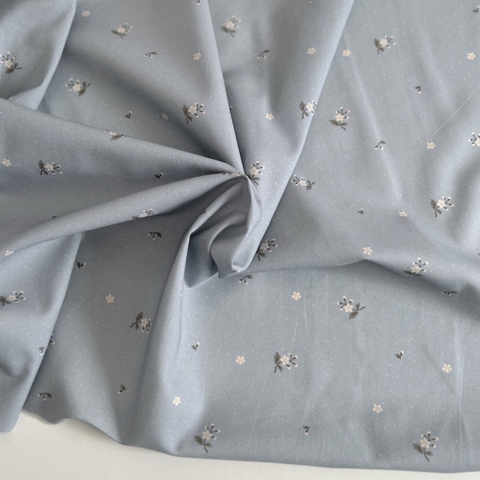 Eglantine - Batiste de coton BIO imprimé exclusif Eglantine Bleu de gris / SILKYNE Batikou - 1