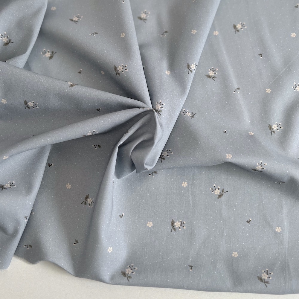 Eglantine - Batiste de coton BIO imprimé exclusif Eglantine Bleu de gris / SILKYNE Batikou - 1