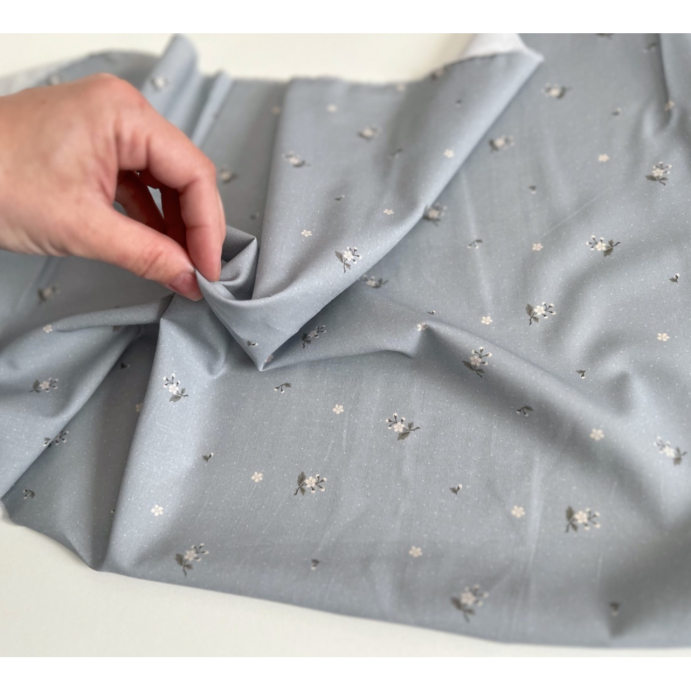 Eglantine - Batiste de coton BIO imprimé exclusif Eglantine Bleu de gris / SILKYNE Batikou - 5