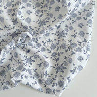 Josette - Batiste de coton BIO imprimé exclusif bleu porcelaine / SILKYNE Batikou - 1 Josette - Batiste de coton BIO imprimé exclusif bleu porcelaine / SILKYNE Batikou - 1