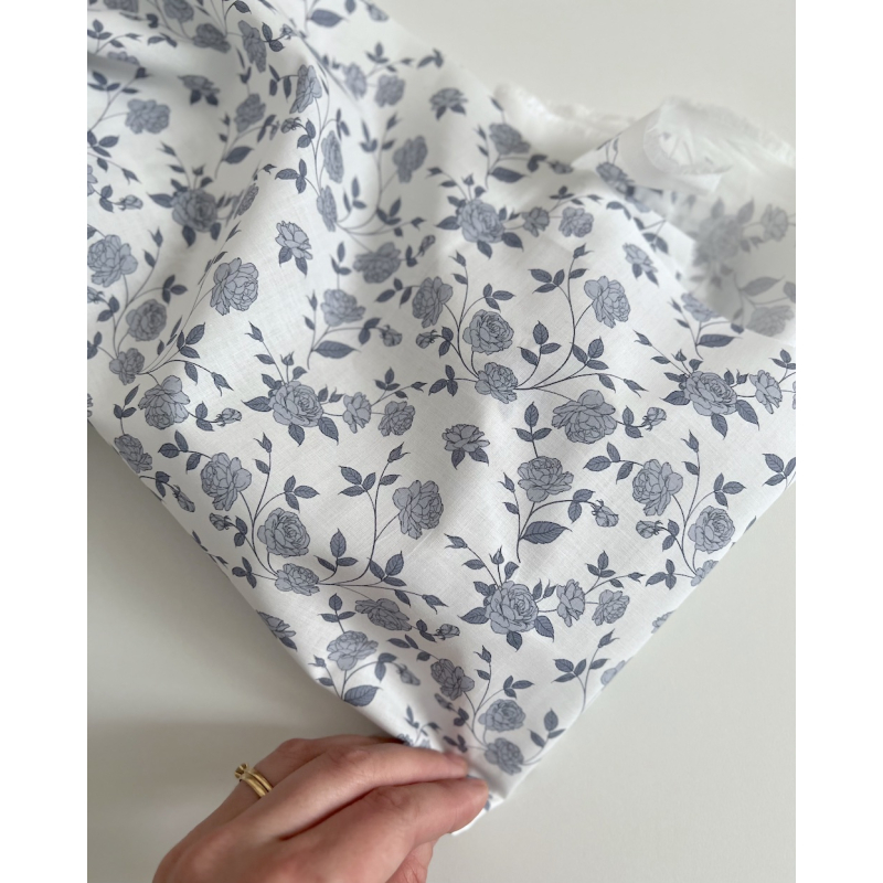 Josette - Batiste de coton BIO imprimé exclusif bleu porcelaine / SILKYNE Batikou - 4 Josette - Batiste de coton BIO imprimé exclusif bleu porcelaine / SILKYNE Batikou - 4