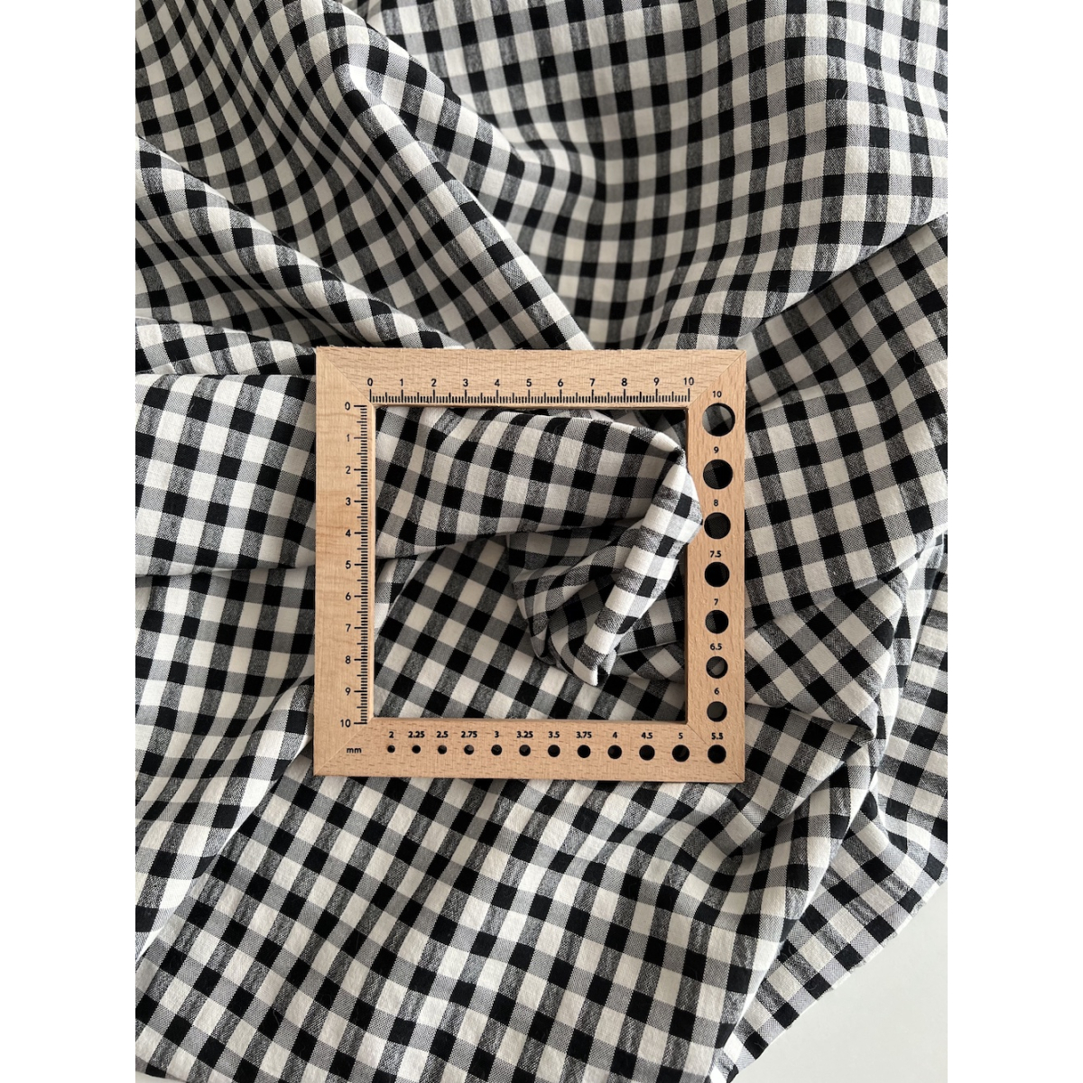 Seersucker / Coton gaufré vichy 6mm noir / lait Batikou - 5 Seersucker / Coton gaufré vichy 6mm noir / lait Batikou - 5