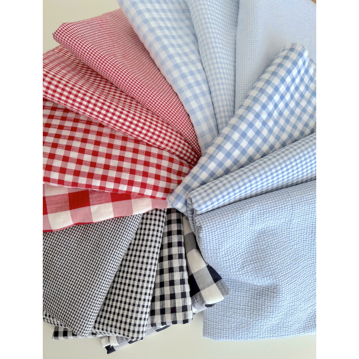 Seersucker / Coton gaufré vichy mini 3mm rouge / blanc Batikou - 10 Seersucker / Coton gaufré vichy mini 3mm rouge / blanc Batikou - 10