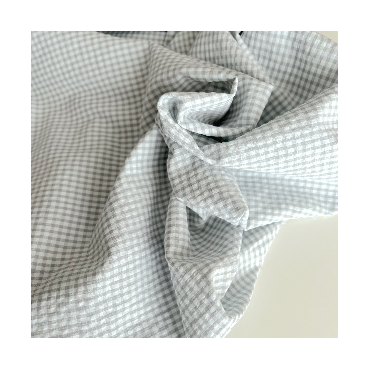 Seersucker / Coton gaufré vichy mini 3mm  gris perle/ blanc Batikou - 1 Seersucker / Coton gaufré vichy mini 3mm  gris perle/ blanc Batikou - 1