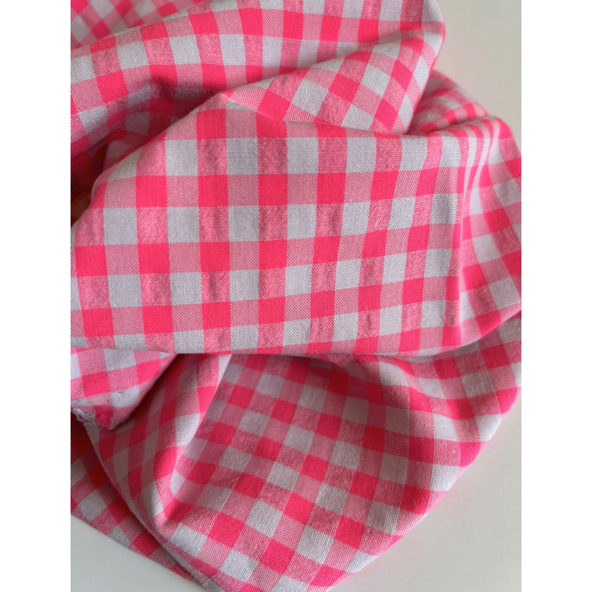 Seersucker / Coton gaufré vichy moyen 6mm rose fluo Batikou - 8 Seersucker / Coton gaufré vichy moyen 6mm rose fluo Batikou - 8