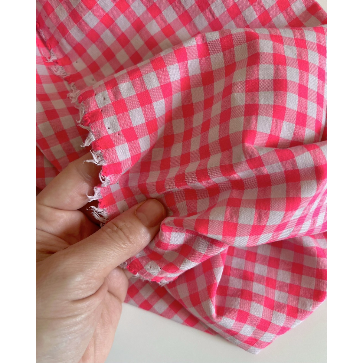 Seersucker / Coton gaufré vichy moyen 6mm rose fluo Batikou - 9 Seersucker / Coton gaufré vichy moyen 6mm rose fluo Batikou - 9