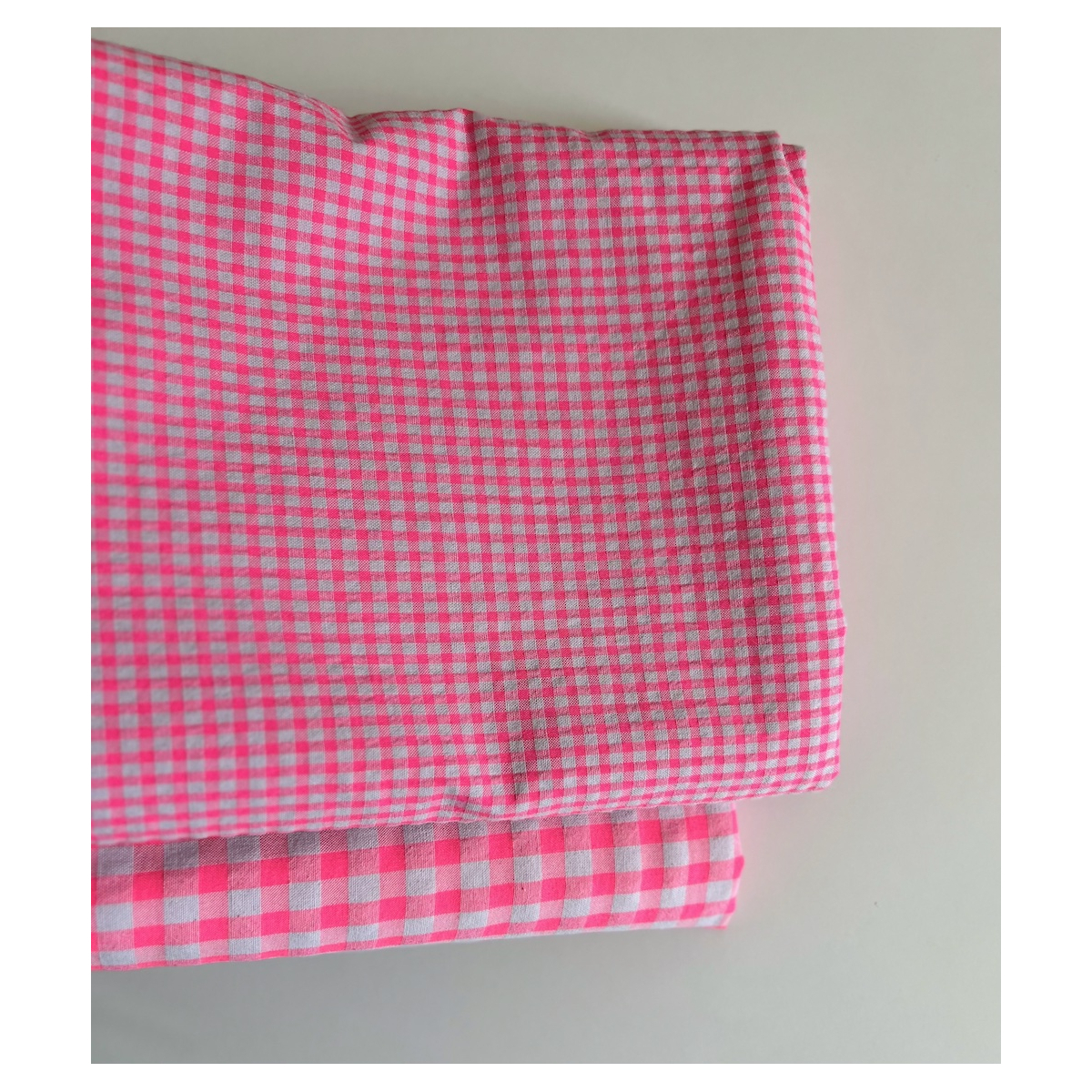 Seersucker / Coton gaufré vichy moyen 6mm rose fluo Batikou - 10 Seersucker / Coton gaufré vichy moyen 6mm rose fluo Batikou - 10