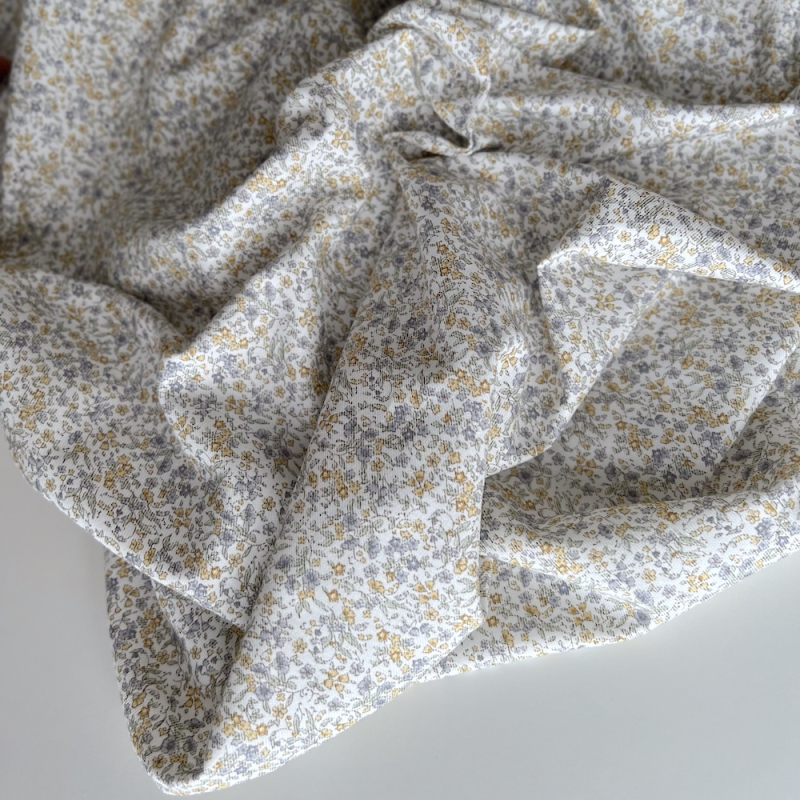 Camille - Tissu sergé / twill de coton organique imprimé fond écru Tissus issus de l'agriculture biologique  - 1