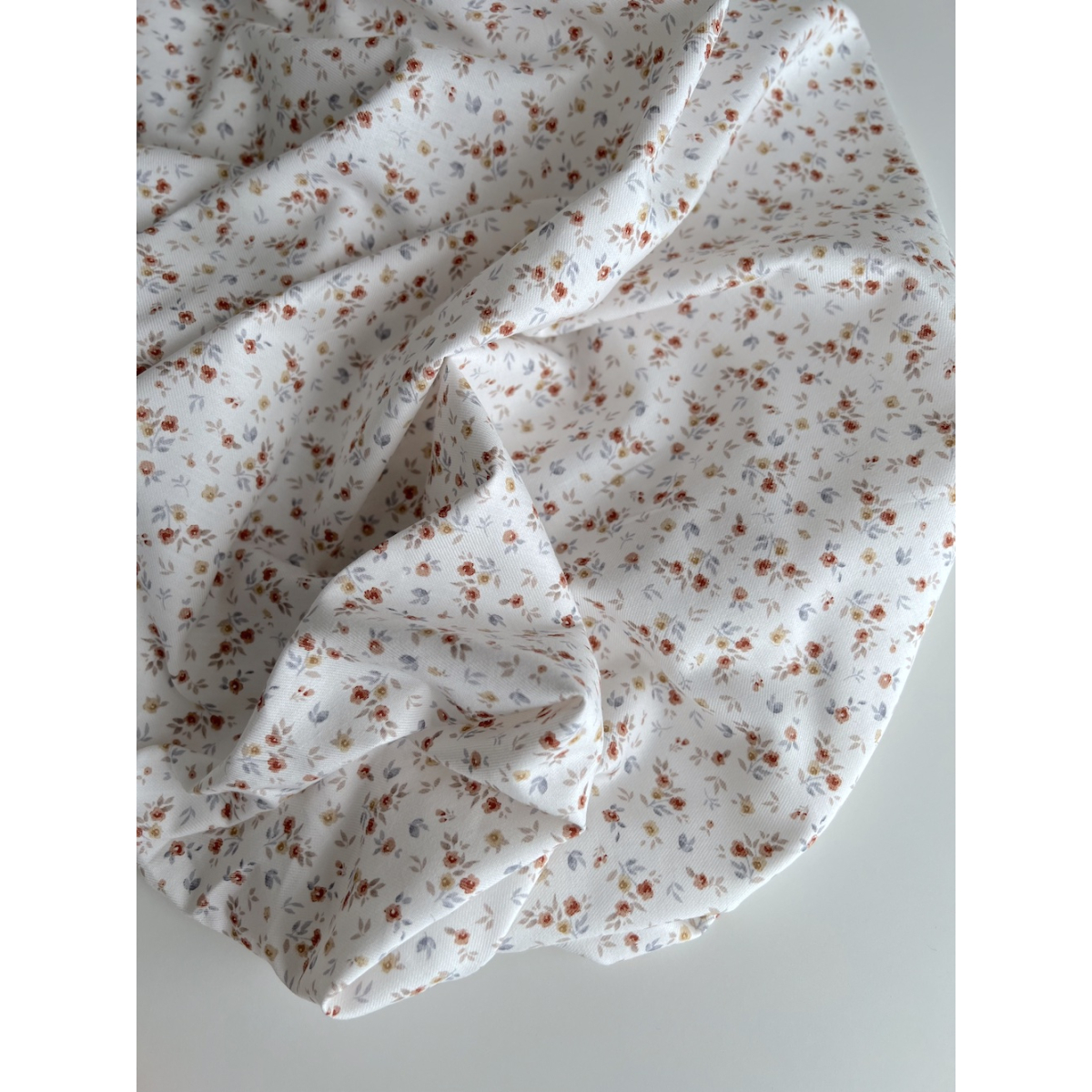 Tissu coton au mètre - Fleuri blanc et ocre