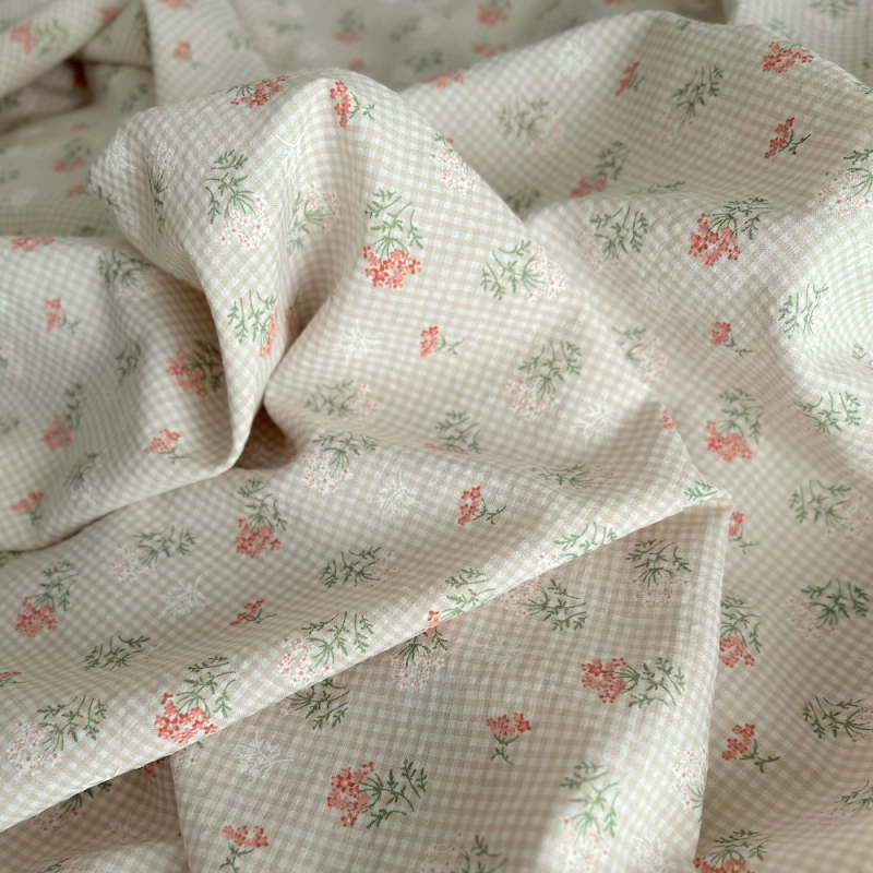 Seersucker / Coton gaufré vichy mini 2mm beige à motif fleuri Batikou - 1