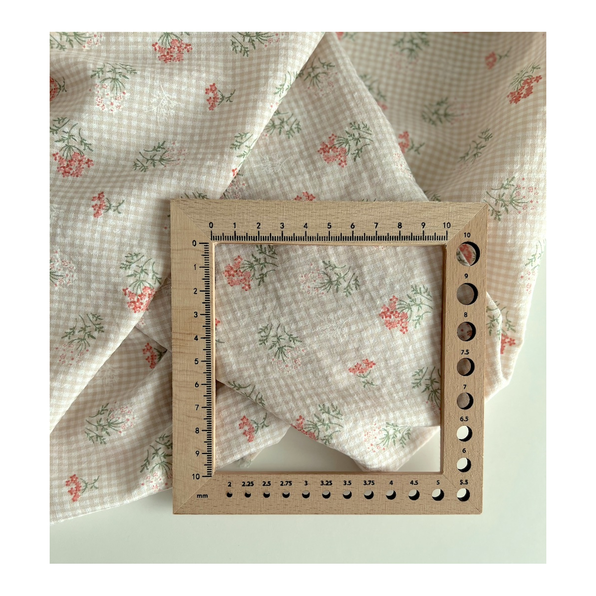 Seersucker / Coton gaufré vichy mini 2mm beige à motif fleuri Batikou - 2