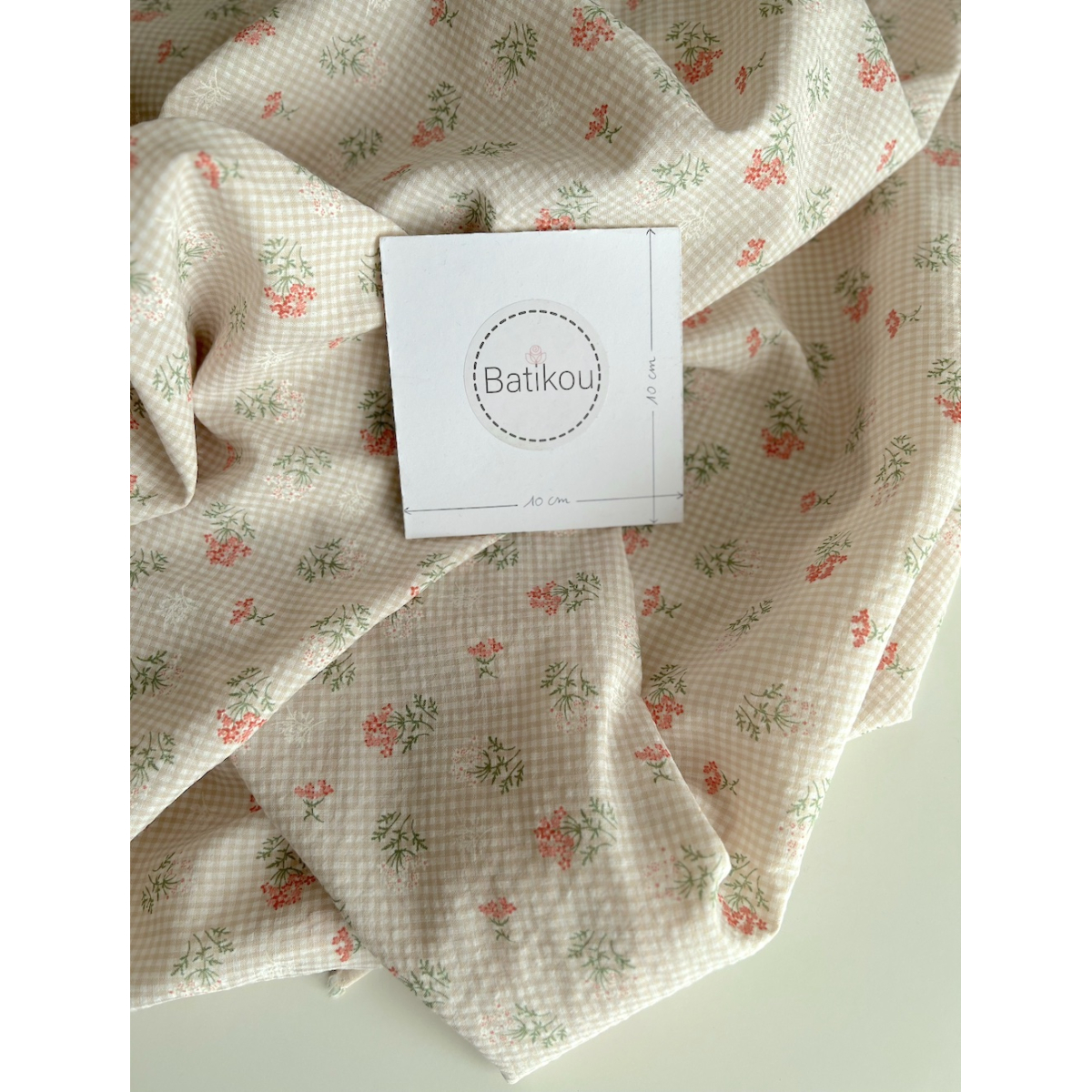 Seersucker / Coton gaufré vichy mini 2mm beige à motif fleuri Batikou - 3