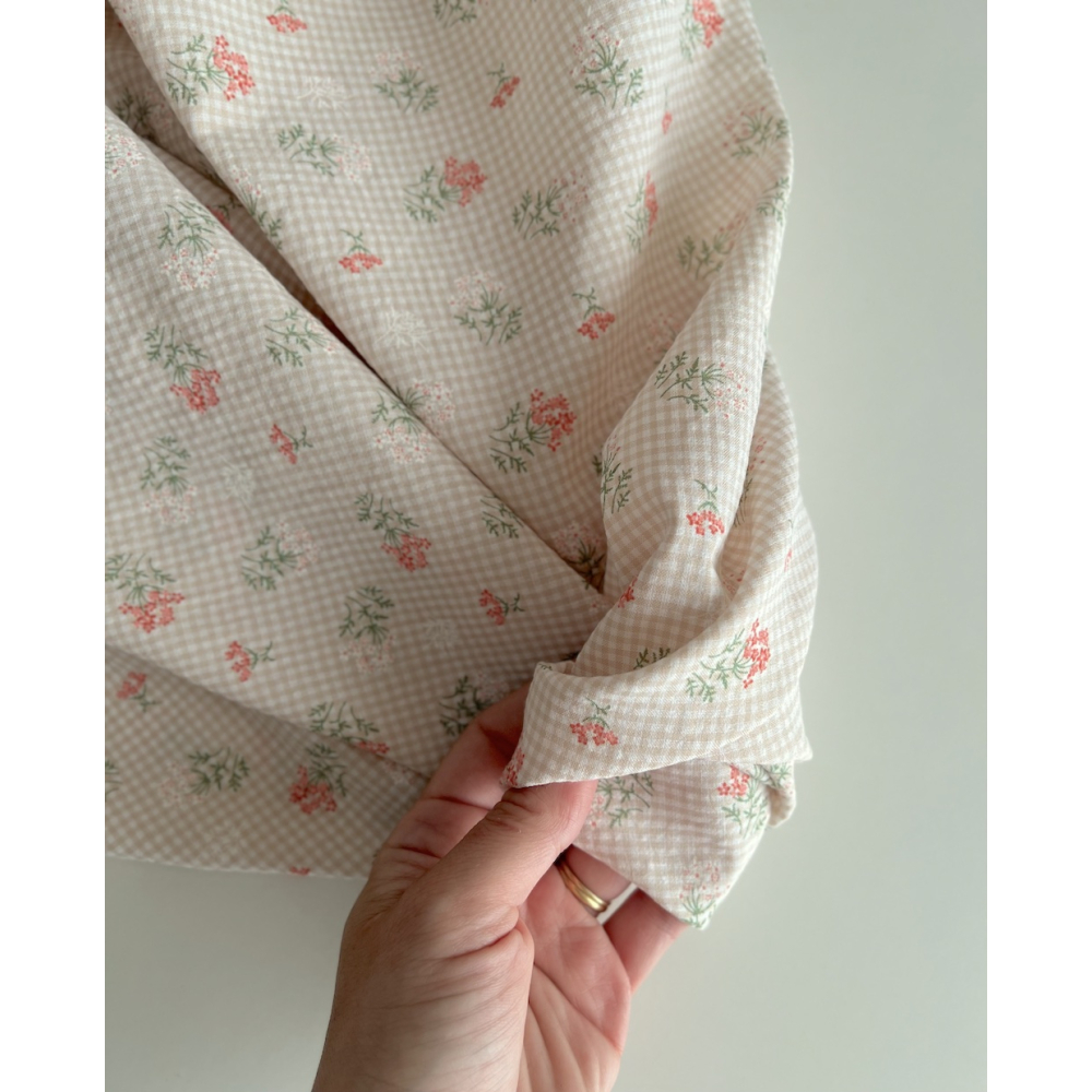 Seersucker / Coton gaufré vichy mini 2mm beige à motif fleuri Batikou - 6