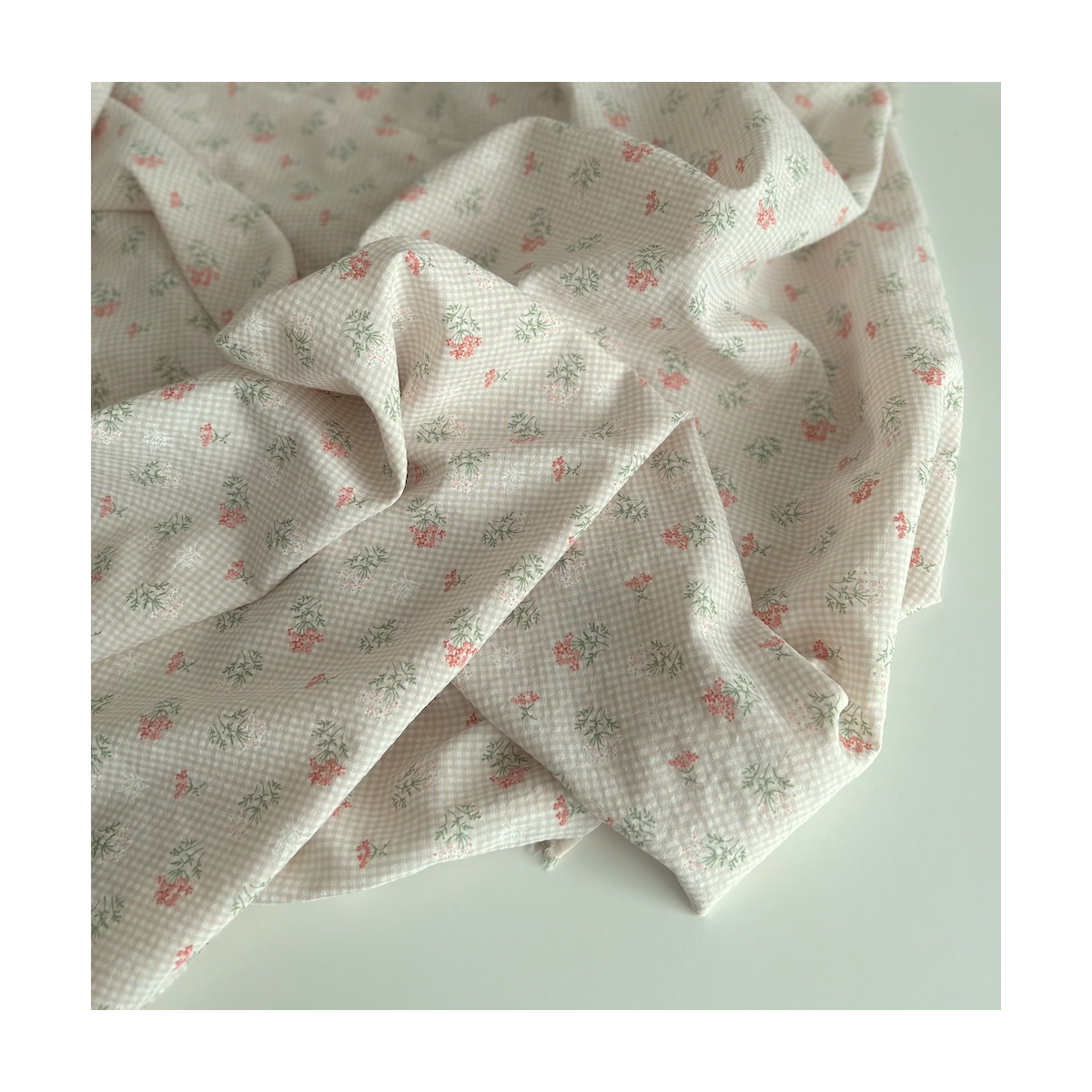 Seersucker / Coton gaufré vichy mini 2mm beige à motif fleuri Batikou - 7