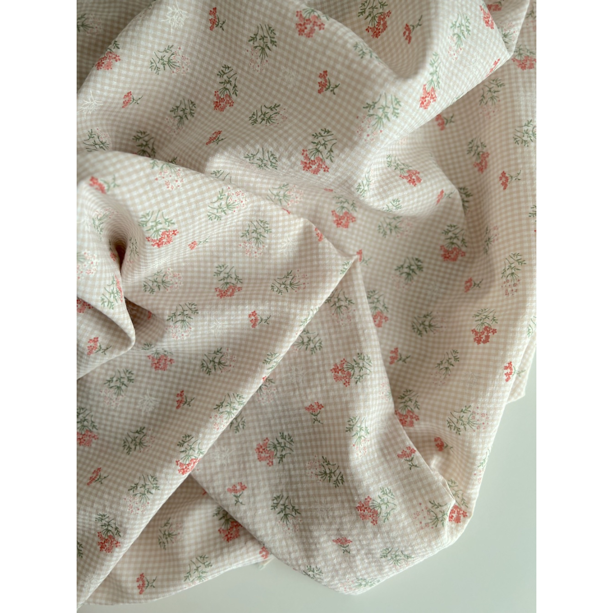 Seersucker / Coton gaufré vichy mini 2mm beige à motif fleuri Batikou - 10