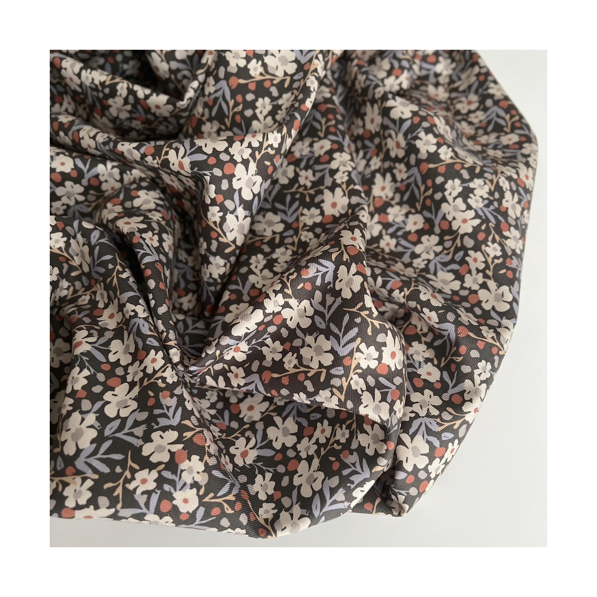 Tissu sergé / twill de coton organique imprimé fond ébène Tissus issus de l'agriculture biologique  - 1