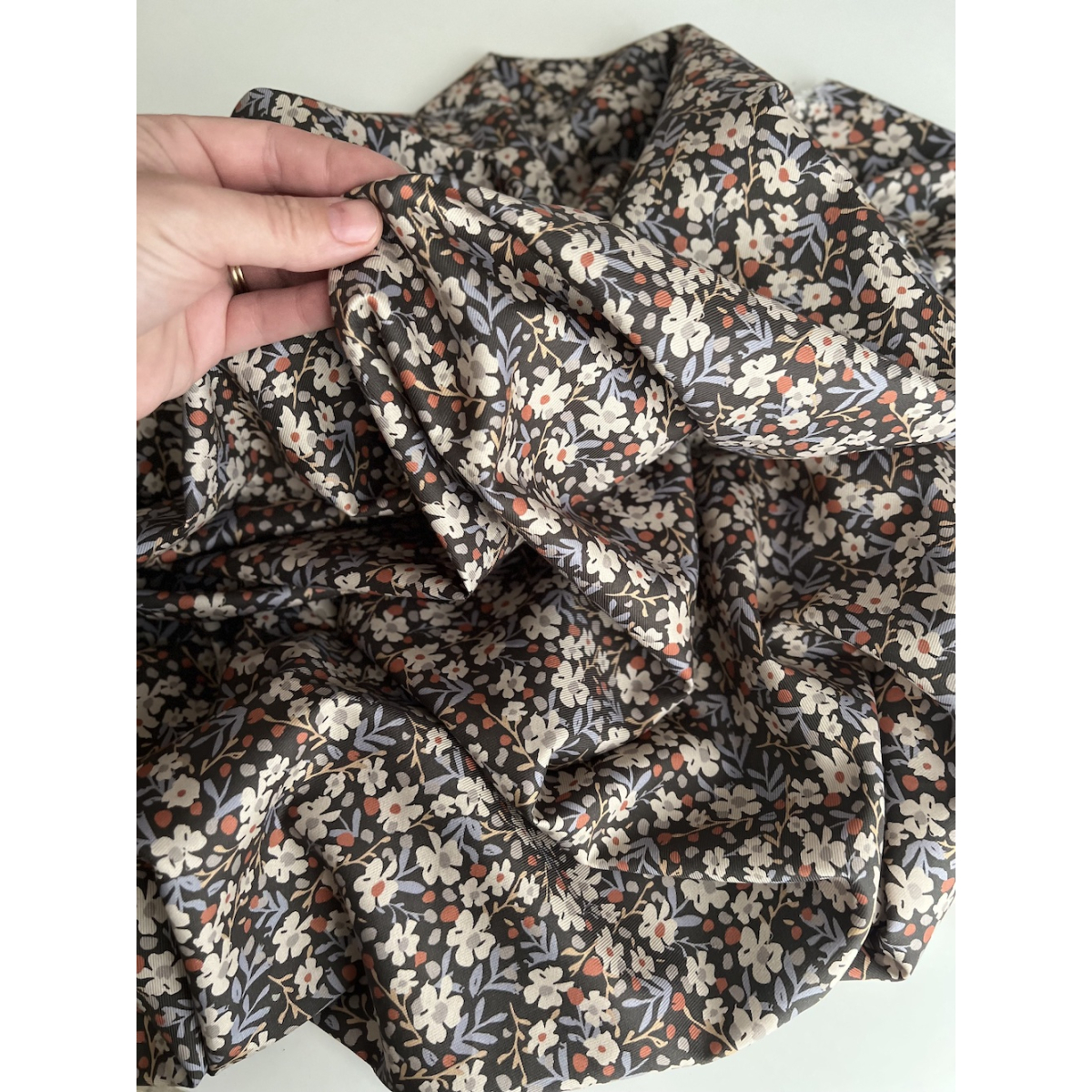 Tissu sergé / twill de coton organique imprimé fond ébène Tissus issus de l'agriculture biologique  - 7