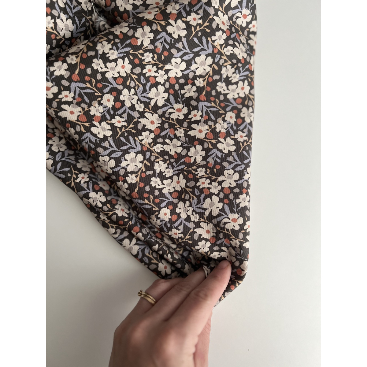 Tissu sergé / twill de coton organique imprimé fond ébène Tissus issus de l'agriculture biologique  - 9