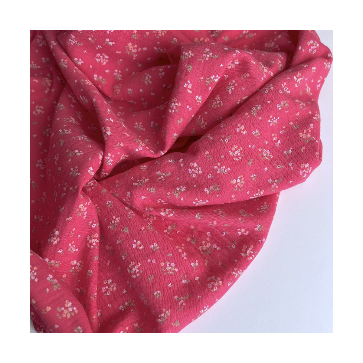 Margot - Double gaze de coton coloris fond framboise imprimé fleuri Tissus issus de l'agriculture biologique  - 1