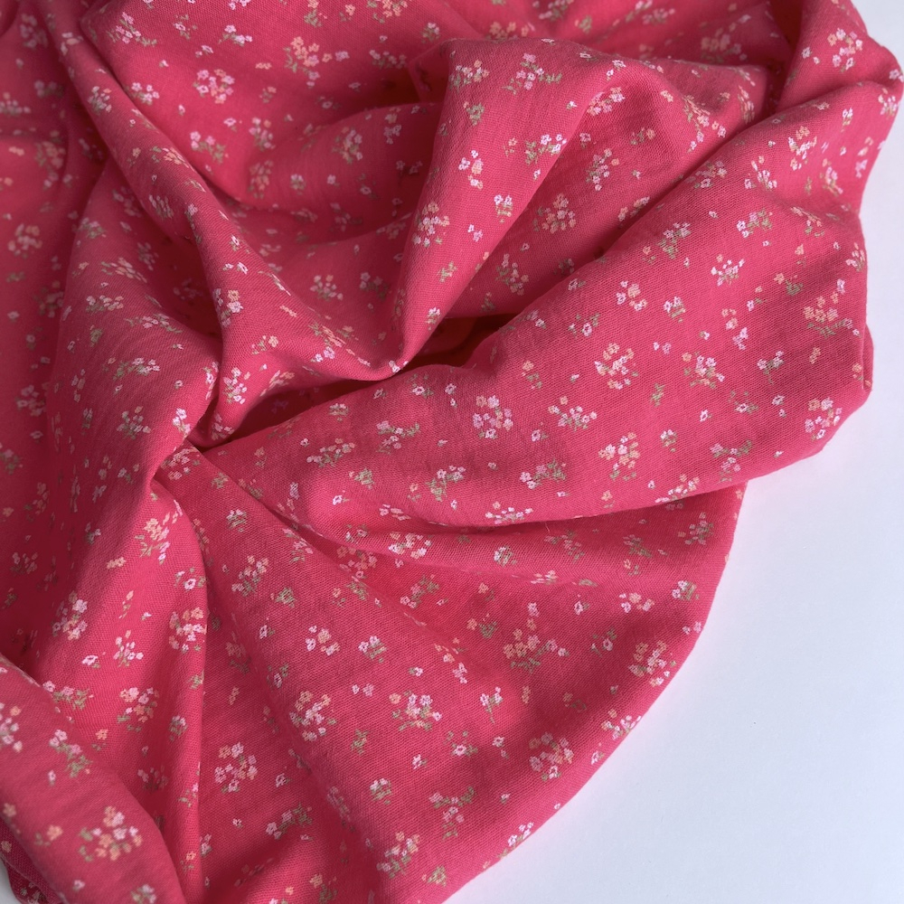 Margot - Double gaze de coton coloris fond framboise imprimé fleuri Tissus issus de l'agriculture biologique  - 1