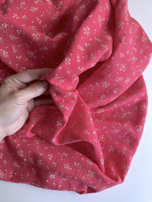 Margot - Double gaze de coton coloris fond framboise imprimé fleuri Tissus issus de l'agriculture biologique  - 2