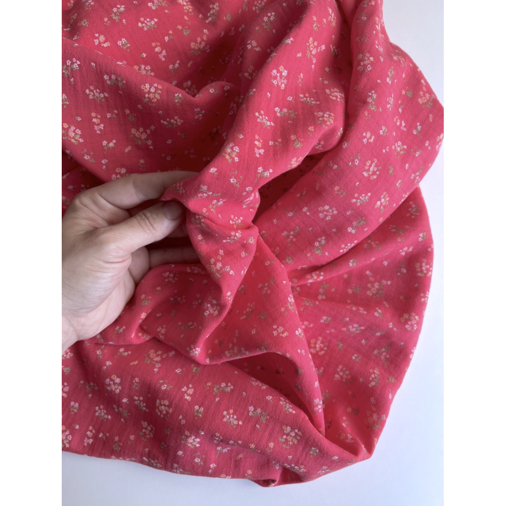 Margot - Double gaze de coton coloris fond framboise imprimé fleuri Tissus issus de l'agriculture biologique  - 2