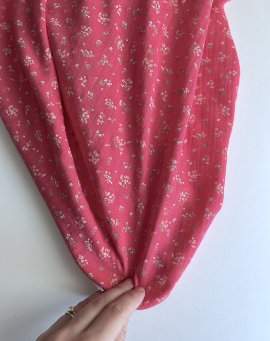 Margot - Double gaze de coton coloris fond framboise imprimé fleuri Tissus issus de l'agriculture biologique  - 3