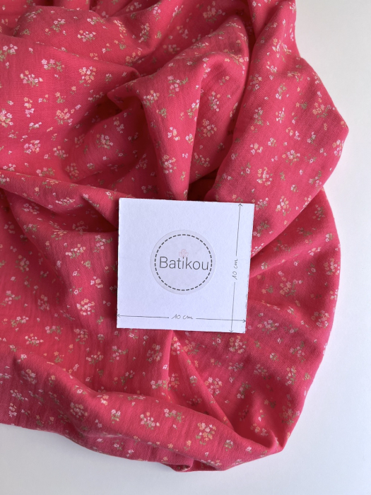 Margot - Double gaze de coton coloris fond framboise imprimé fleuri Tissus issus de l'agriculture biologique  - 4