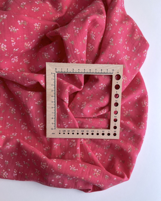 Margot - Double gaze de coton coloris fond framboise imprimé fleuri Tissus issus de l'agriculture biologique  - 5