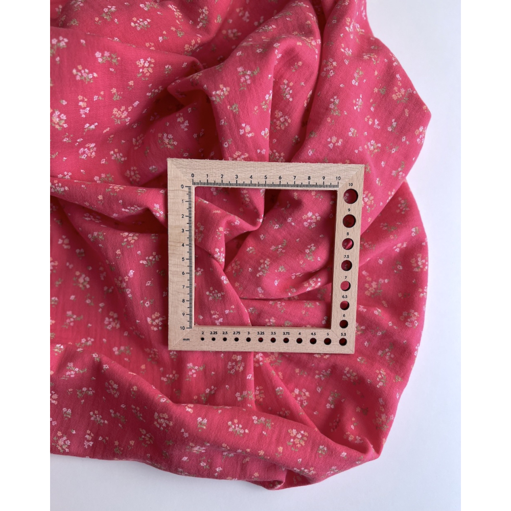 Margot - Double gaze de coton coloris fond framboise imprimé fleuri Tissus issus de l'agriculture biologique  - 5