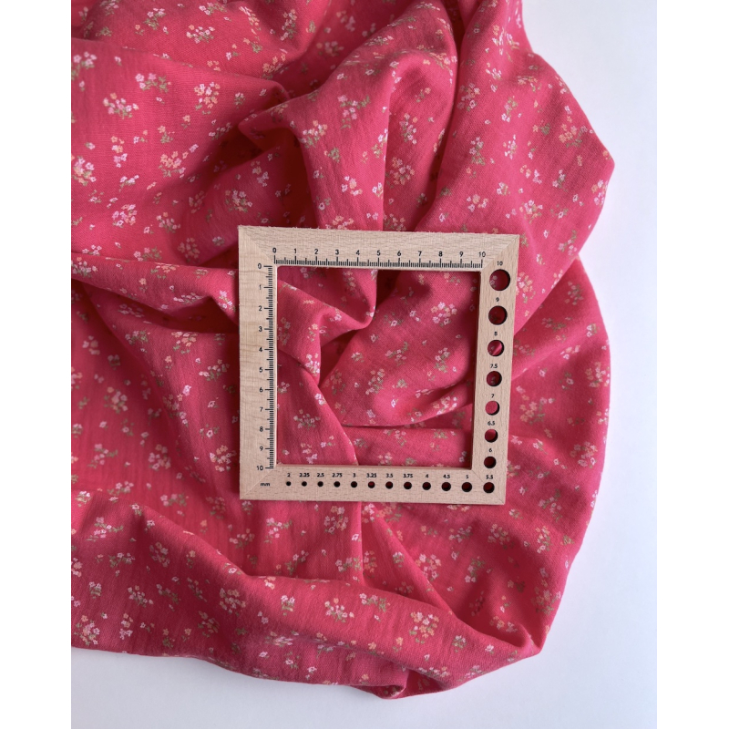 Margot - Double gaze de coton coloris fond framboise imprimé fleuri Tissus issus de l'agriculture biologique  - 5