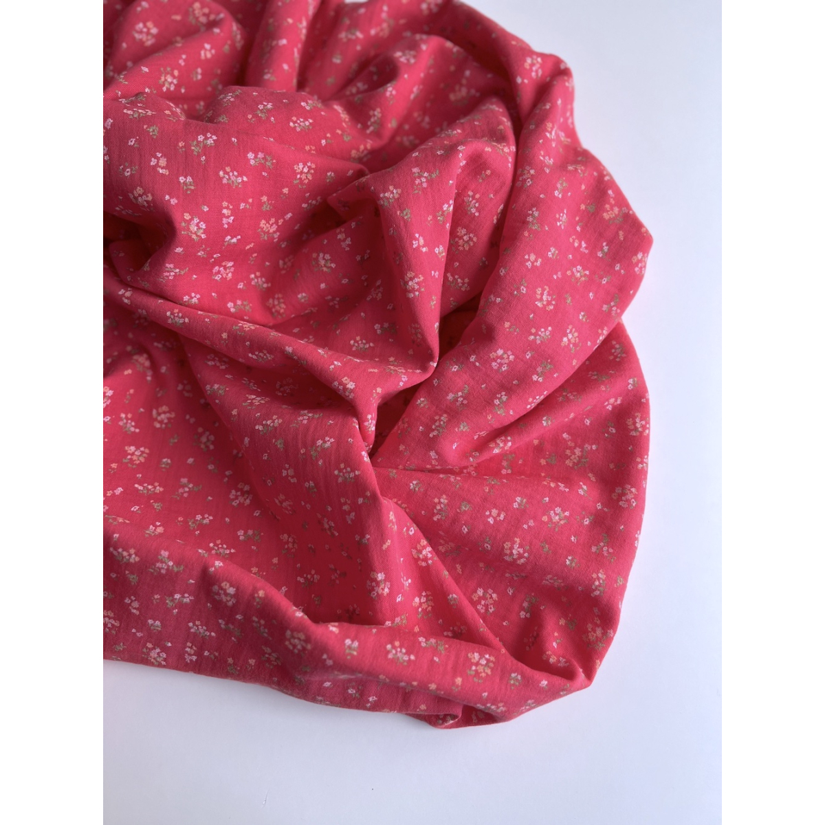 Margot - Double gaze de coton coloris fond framboise imprimé fleuri Tissus issus de l'agriculture biologique  - 6